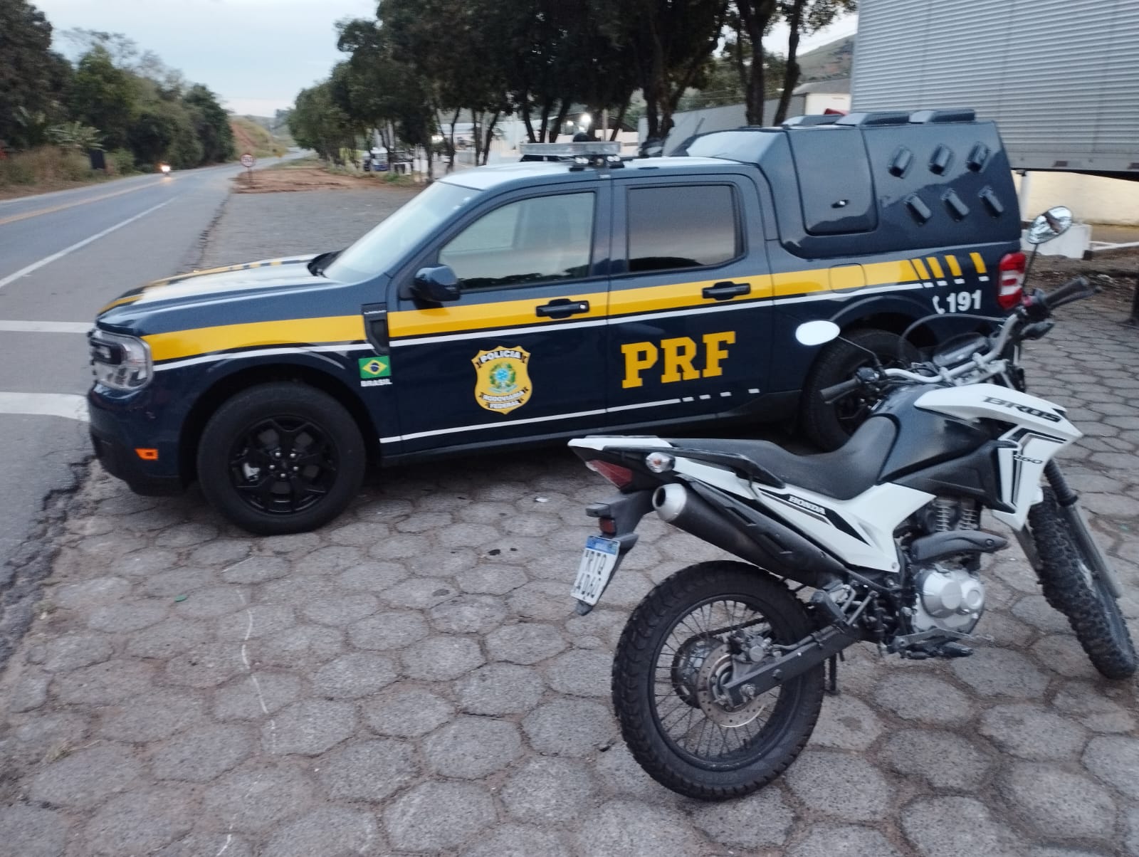 Moto roubada há quase dois anos é recuperada pela PRF durante fiscalização na BR-116 em Laranjal
