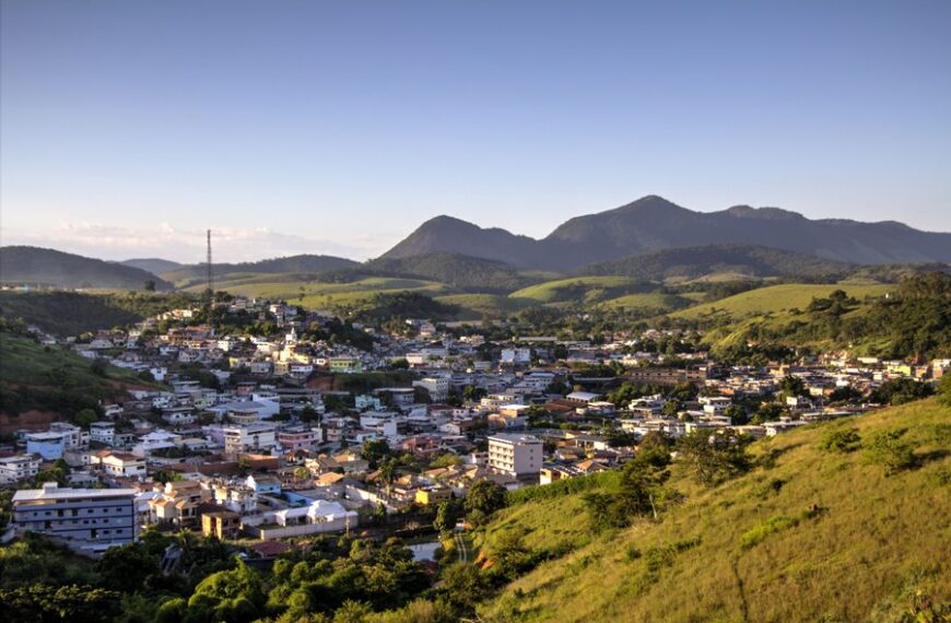 Ex se esconde embaixo da cama para esfaquear mulher em Pirapetinga