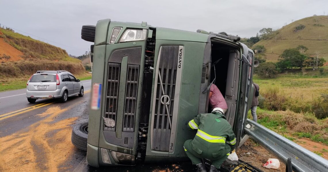 Motorista sai ileso após carreta tombar na BR-116 próximo à Serra da Vileta em Leopoldina