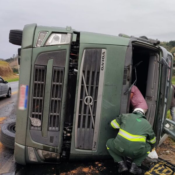 Motorista sai ileso após carreta tombar na BR-116 próximo à Serra da Vileta em Leopoldina
