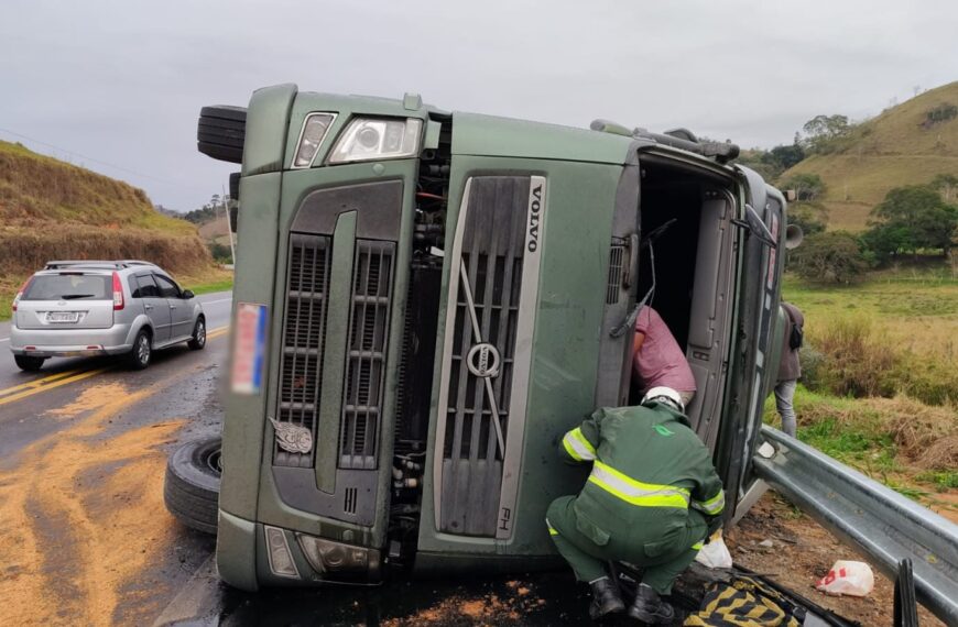 Motorista sai ileso após carreta tombar na BR-116 próximo à Serra da Vileta em Leopoldina