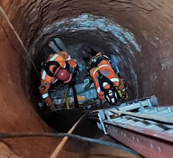 Mulher é resgatada de fossa com cerca de 8 metros de profundidade em Mar de Espanha