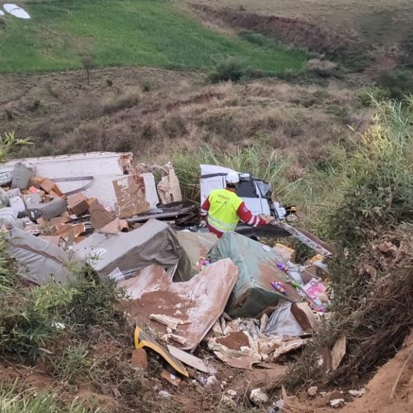 Caminhão tomba na Serra da Vileta em Leopoldina e criança de 2 anos fica presa às ferragens