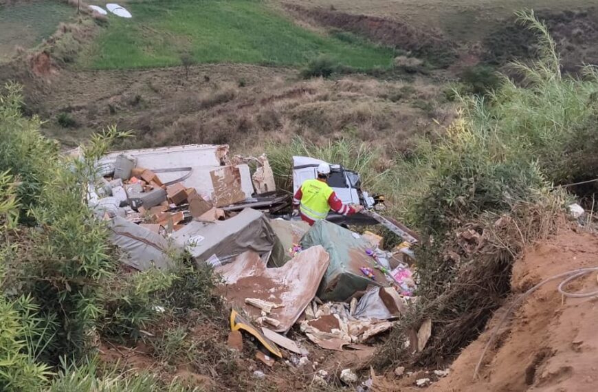 Caminhão tomba na Serra da Vileta em Leopoldina e criança de 2 anos fica presa às ferragens