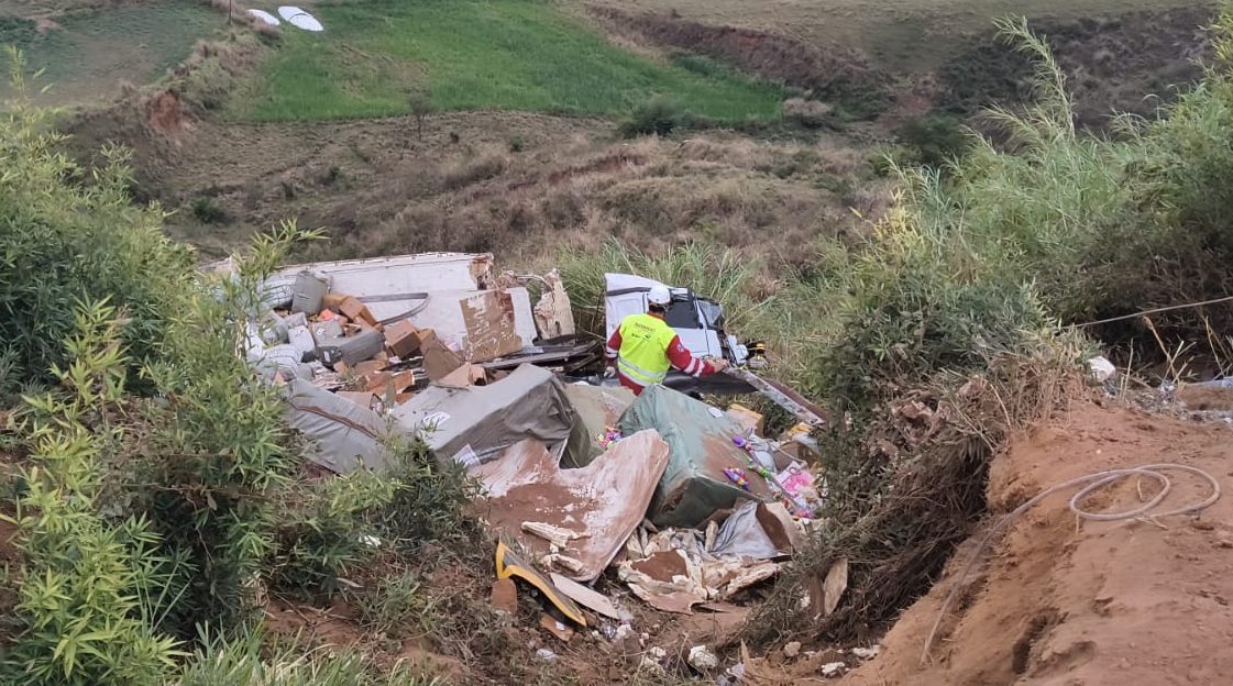 Caminhão tomba na Serra da Vileta em Leopoldina e criança de 2 anos fica presa às ferragens
