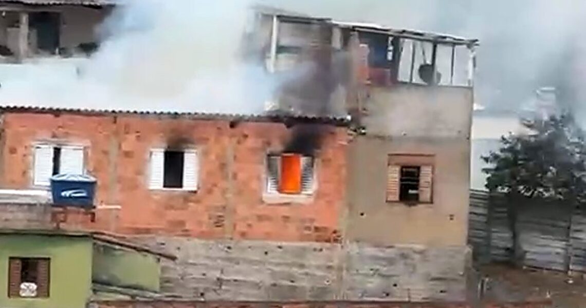 Incêndio destrói parte de residência no bairro Bela Vista em Leopoldina