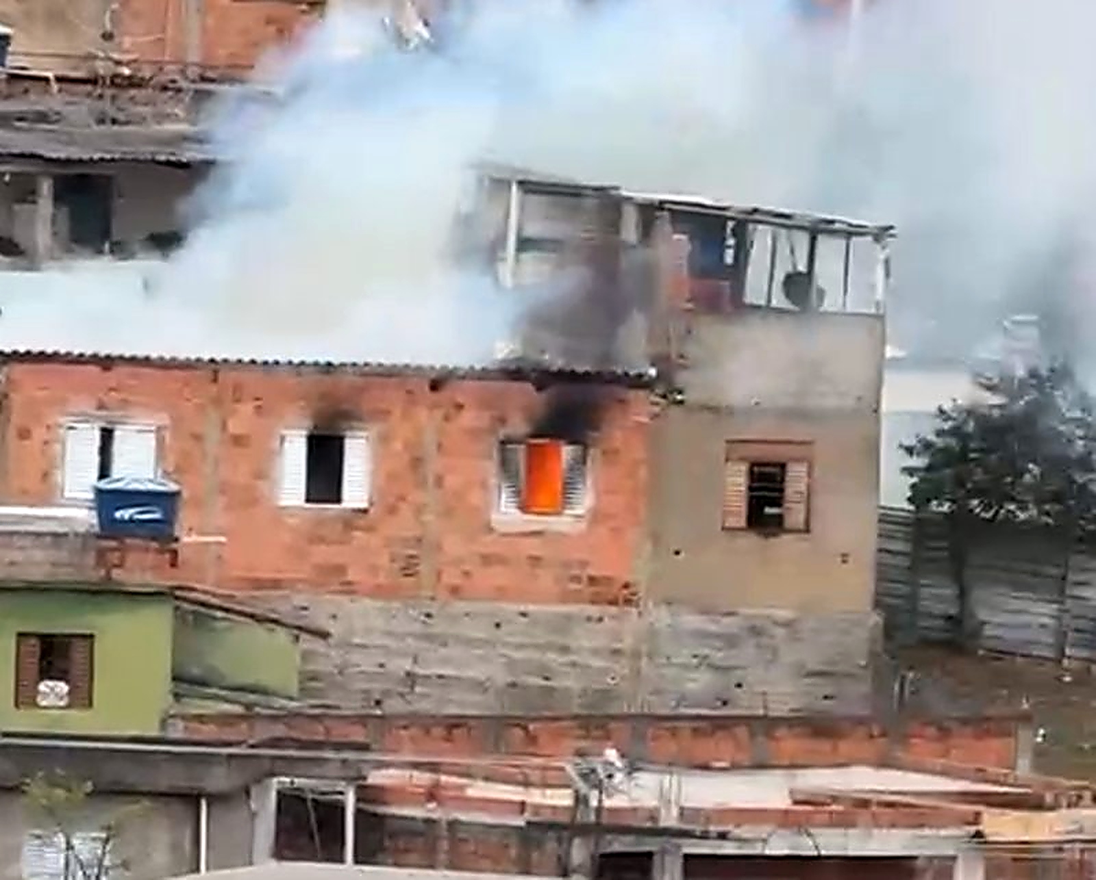 Incêndio destrói parte de residência no bairro Bela Vista em Leopoldina