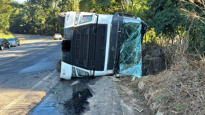 Dois tombamentos de carretas mobilizam equipes de resgate na BR-356 em Muriaé