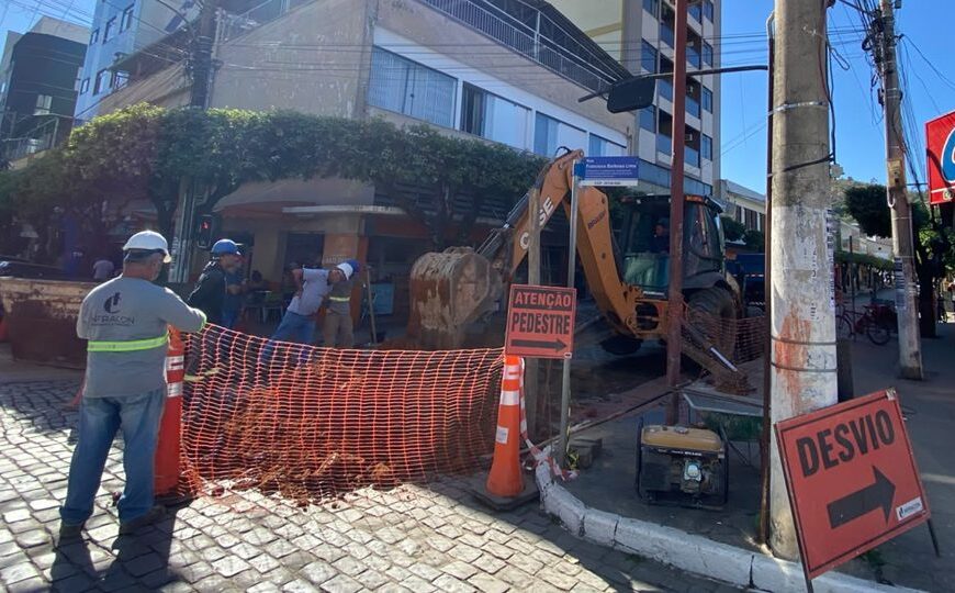 Obra interdita trecho da Rua Presidente Carlos Luz e altera ponto do Tarifa Zero em Leopoldina