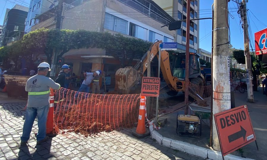 Obra interdita trecho da Rua Presidente Carlos Luz e altera ponto do Tarifa Zero em Leopoldina