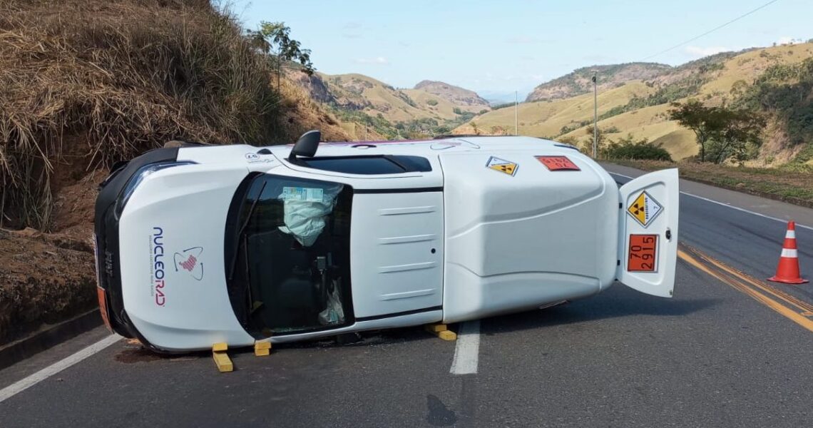 Caminhonete com carga radioativa tomba na BR-116 entre Leopoldina e Além Paraíba