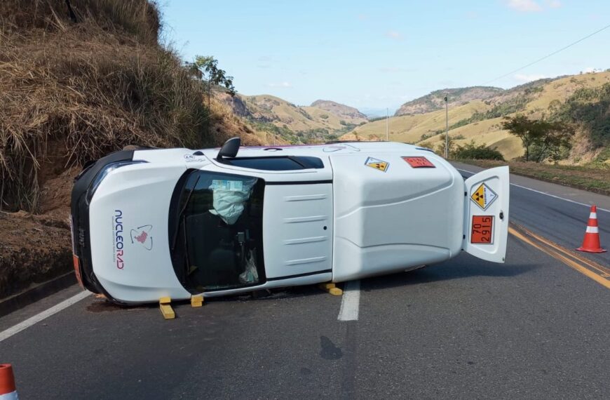 Caminhonete com carga radioativa tomba na BR-116 entre Leopoldina e Além Paraíba