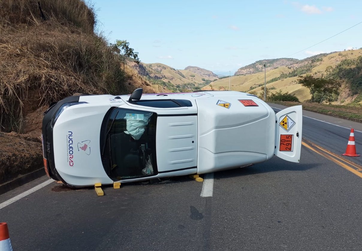 Caminhonete com carga radioativa tomba na BR-116 entre Leopoldina e Além Paraíba
