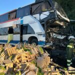 Grave acidente entre ônibus e caminhão deixa dois mortos na BR-116 em Muriaé