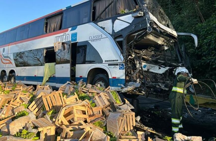 Grave acidente entre ônibus e caminhão deixa dois mortos na BR-116 em Muriaé