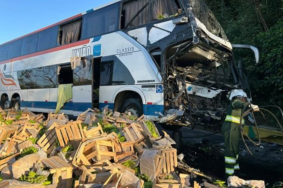 Grave acidente entre ônibus e caminhão deixa dois mortos na BR-116 em Muriaé