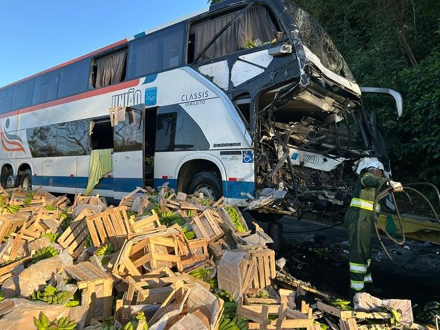 Grave acidente entre ônibus e caminhão deixa dois mortos na BR-116 em Muriaé