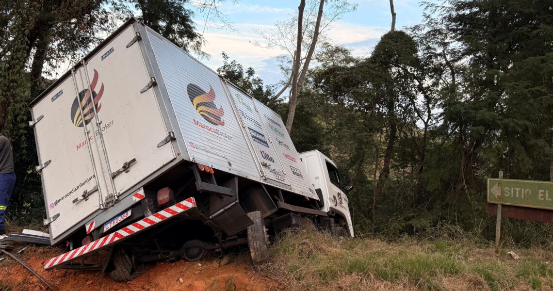 Motorista sai ileso de acidente com caminhão na MGC-120 entre Leopoldina e Cataguases