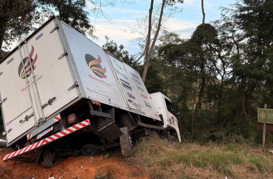Motorista sai ileso de acidente com caminhão na MGC-120 entre Leopoldina e Cataguases