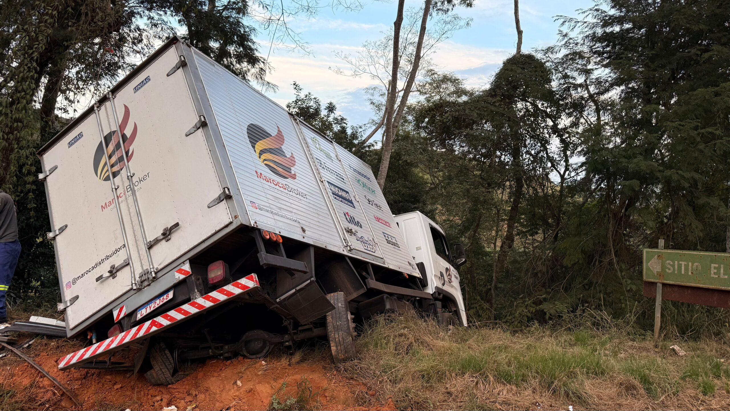 Motorista sai ileso de acidente com caminhão na MGC-120 entre Leopoldina e Cataguases