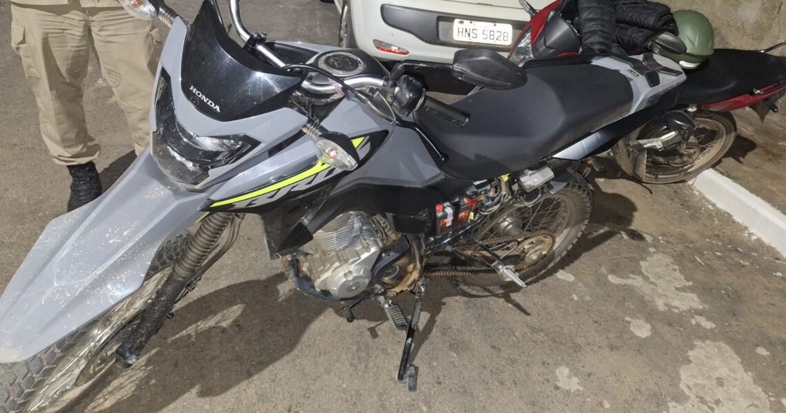 Motocicleta com sinais de clonagem é apreendida pela PM em Leopoldina