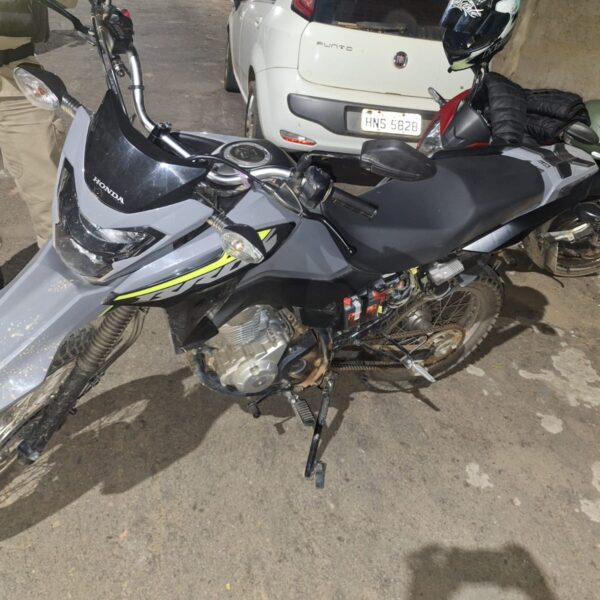 Motocicleta com sinais de clonagem é apreendida pela PM em Leopoldina