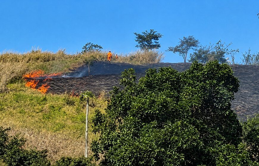 Incêndio em vegetação deixa Leopoldina encoberta por fumaça e ameaça residências