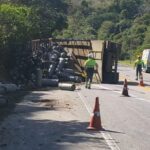 Carreta carregada com gás tomba na BR-116 em Leopoldina