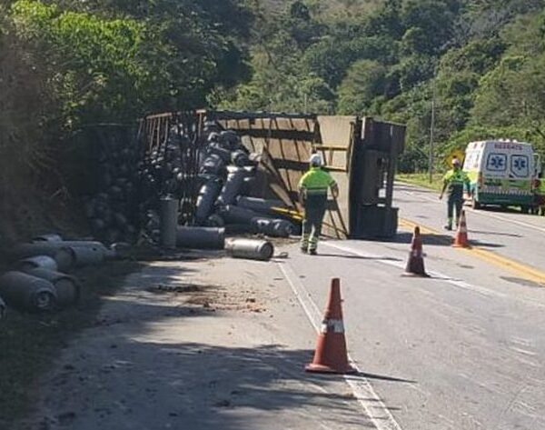 Carreta carregada com gás tomba na BR-116 em Leopoldina