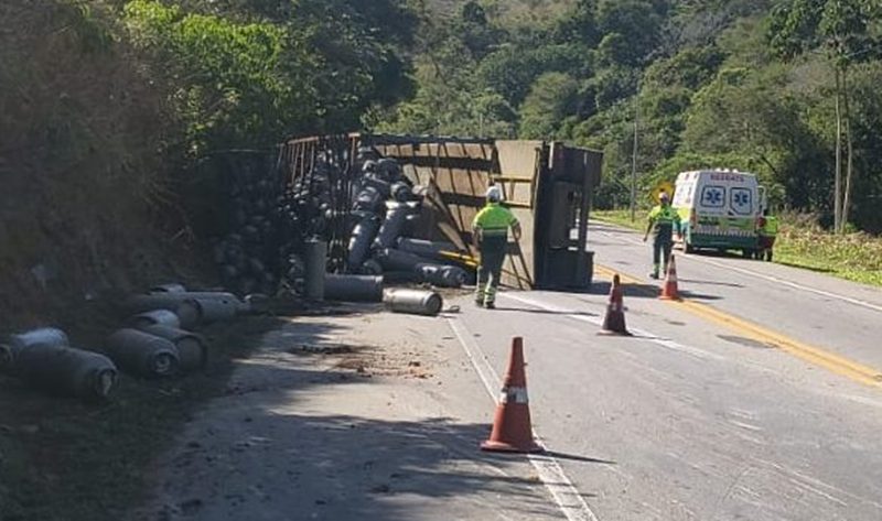 Carreta carregada com gás tomba na BR-116 em Leopoldina
