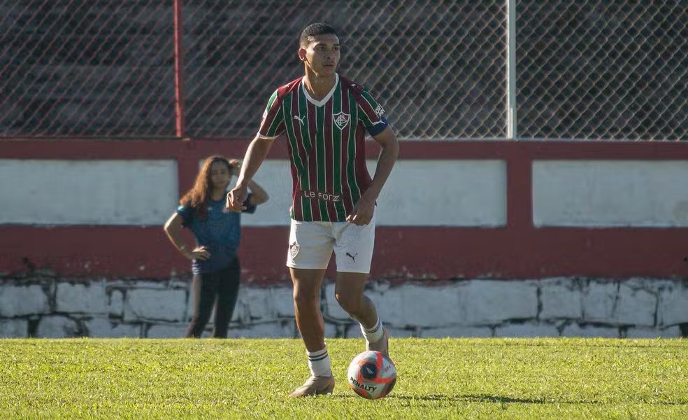 Zagueiro cataguasense é vendido ao futebol português