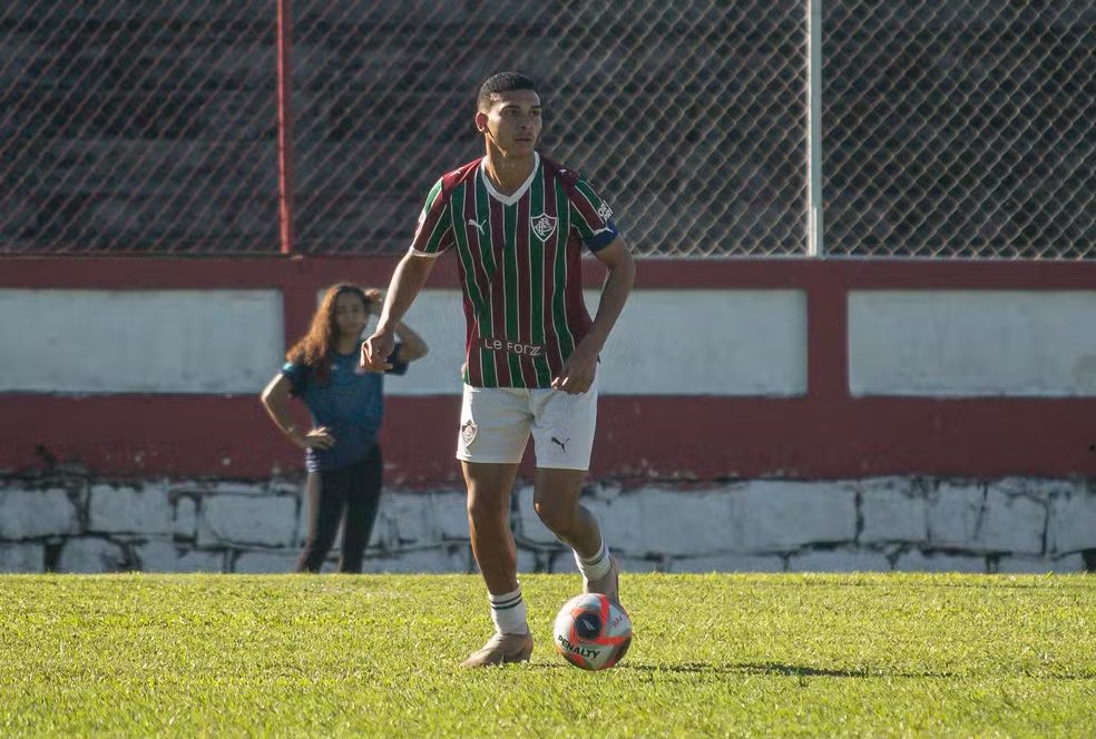 Zagueiro cataguasense é vendido ao futebol português