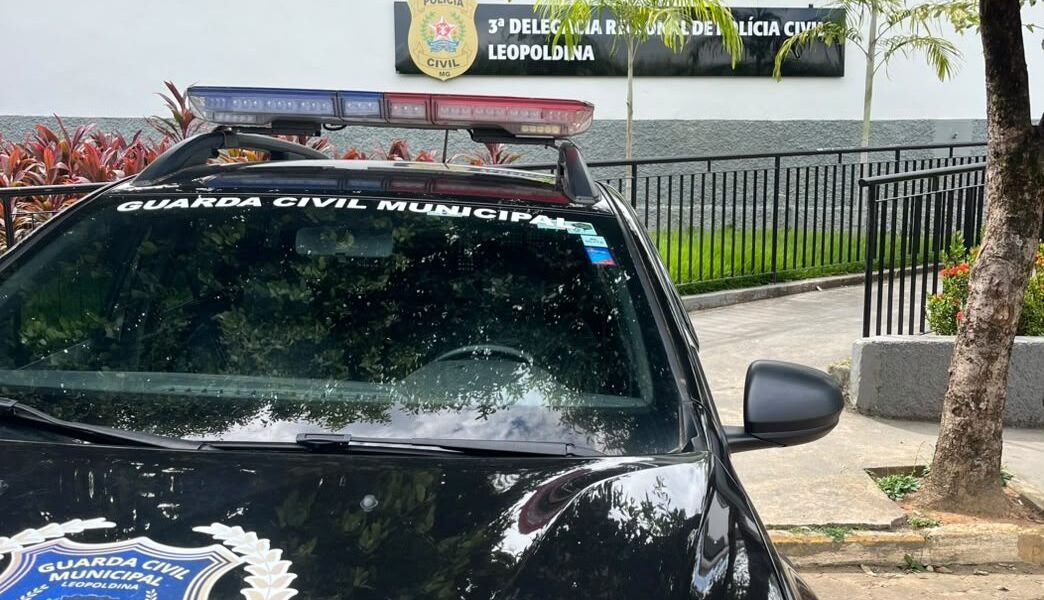 Homem é detido pela GCM após furto de garrafa de conhaque em comércio de Leopoldina