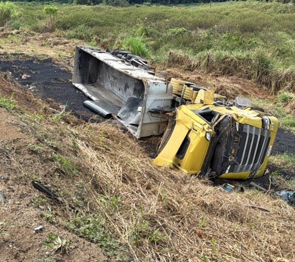 Motorista fica ferido após carreta com carvão tombar na BR-116 em Muriaé