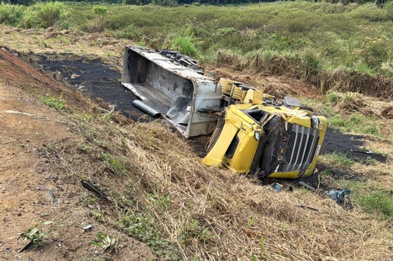 Motorista fica ferido após carreta com carvão tombar na BR-116 em Muriaé