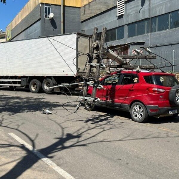 Caminhão derruba poste e três pessoas ficam dentro de carro sob fios energizados em Muriaé