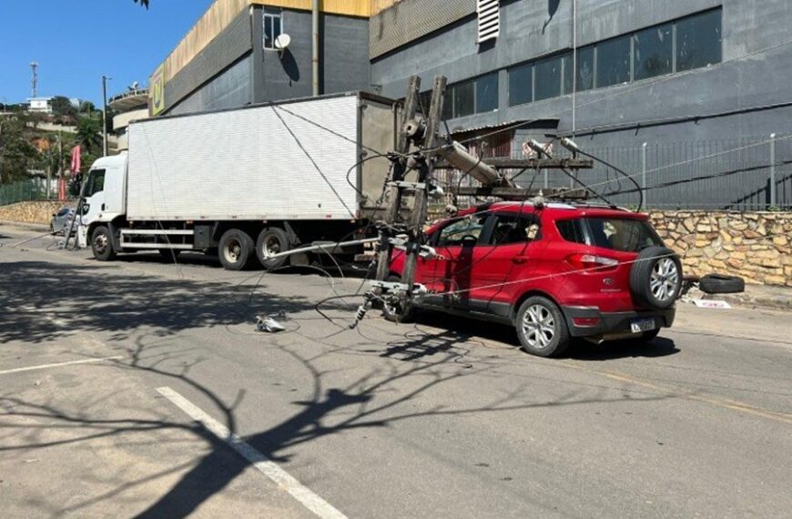 Caminhão derruba poste e três pessoas ficam dentro de carro sob fios energizados em Muriaé