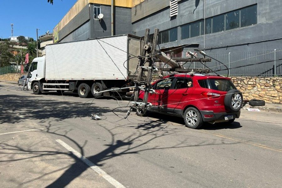 Caminhão derruba poste e três pessoas ficam dentro de carro sob fios energizados em Muriaé