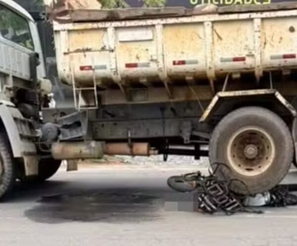 Motoboy morre após grave colisão com caminhão em avenida de Além Paraíba