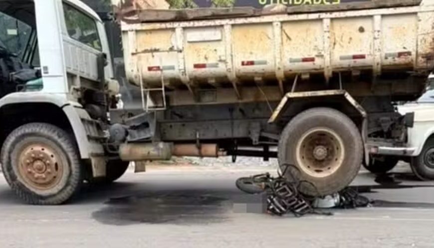 Motoboy morre após grave colisão com caminhão em avenida de Além Paraíba