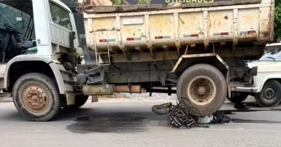 Motoboy morre após grave colisão com caminhão em avenida de Além Paraíba