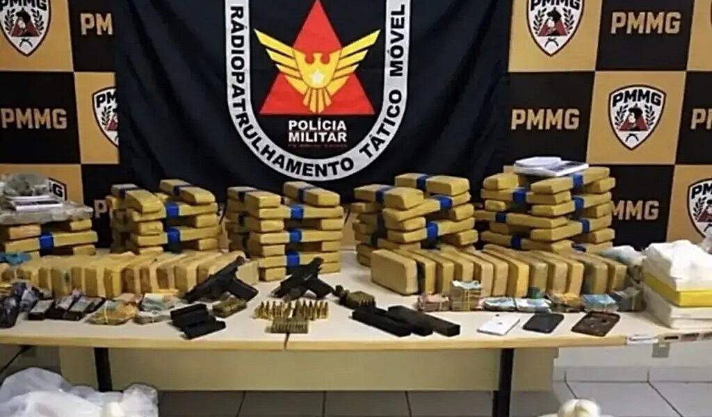 Polícia Militar apreende mais de 100 kg de drogas e grande quantidade de armas em Ubá