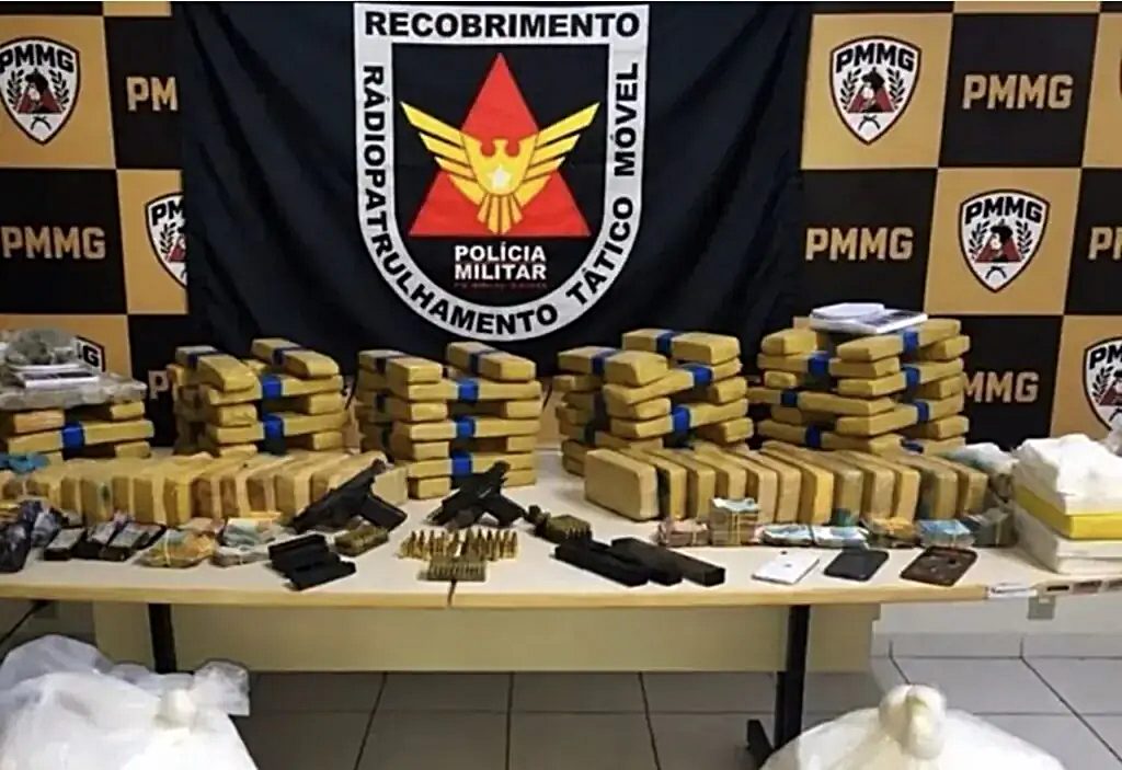 Polícia Militar apreende mais de 100 kg de drogas e grande quantidade de armas em Ubá