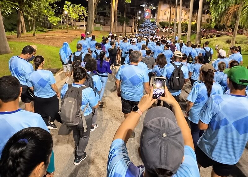 Multidão de fiéis chega a Piacatuba após caminhada de fé saindo de Leopoldina e Cataguases