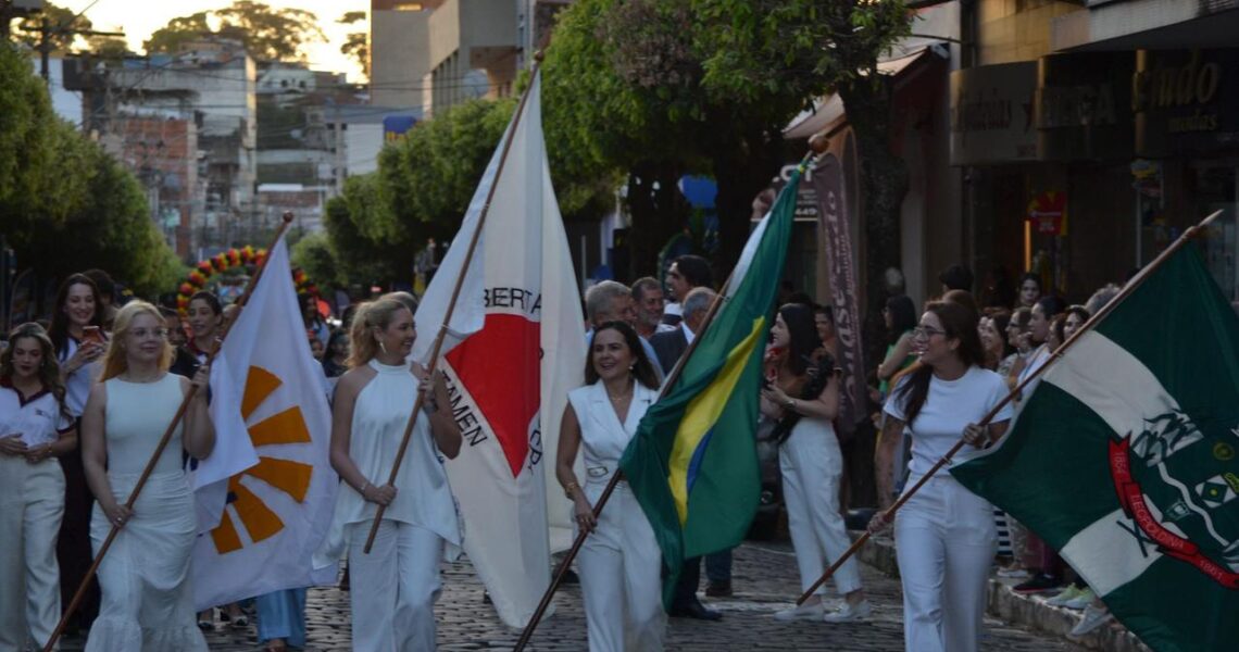 Tradicional desfile marca abertura da 36ª Feira da Paz de Leopoldina
