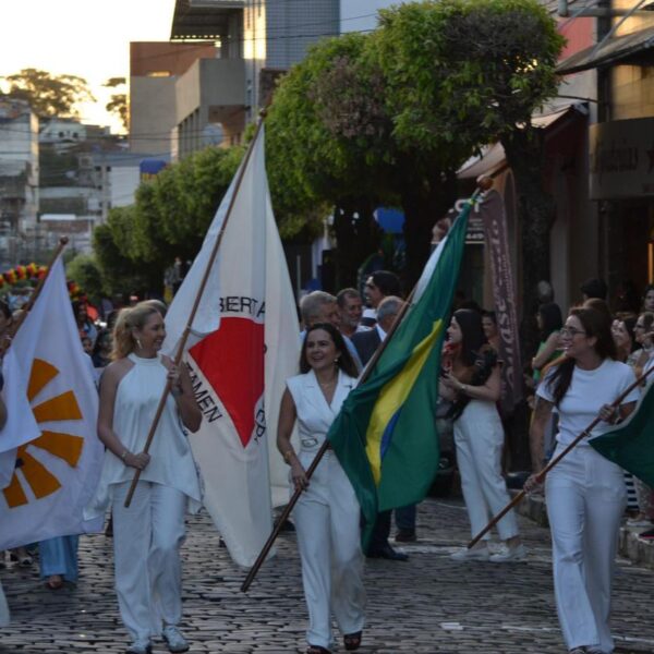 Tradicional desfile marca abertura da 36ª Feira da Paz de Leopoldina