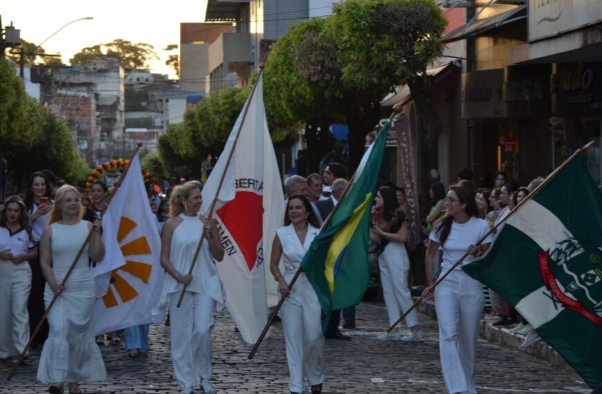 Tradicional desfile marca abertura da 36ª Feira da Paz de Leopoldina
