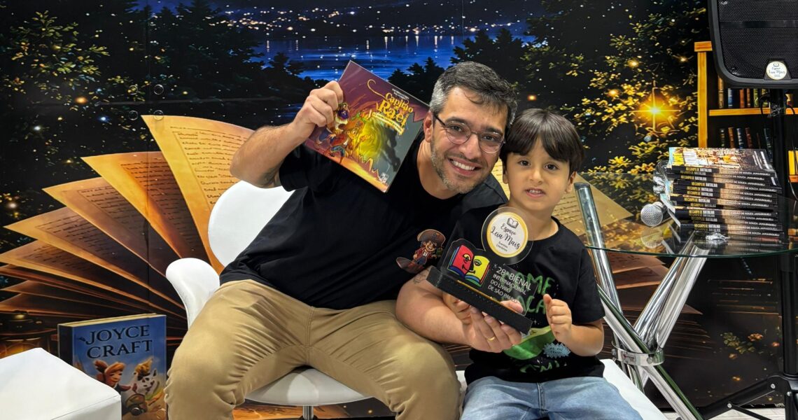 Escritor de Piacatuba e filho recebem prêmio na Bienal do Livro de São Paulo
