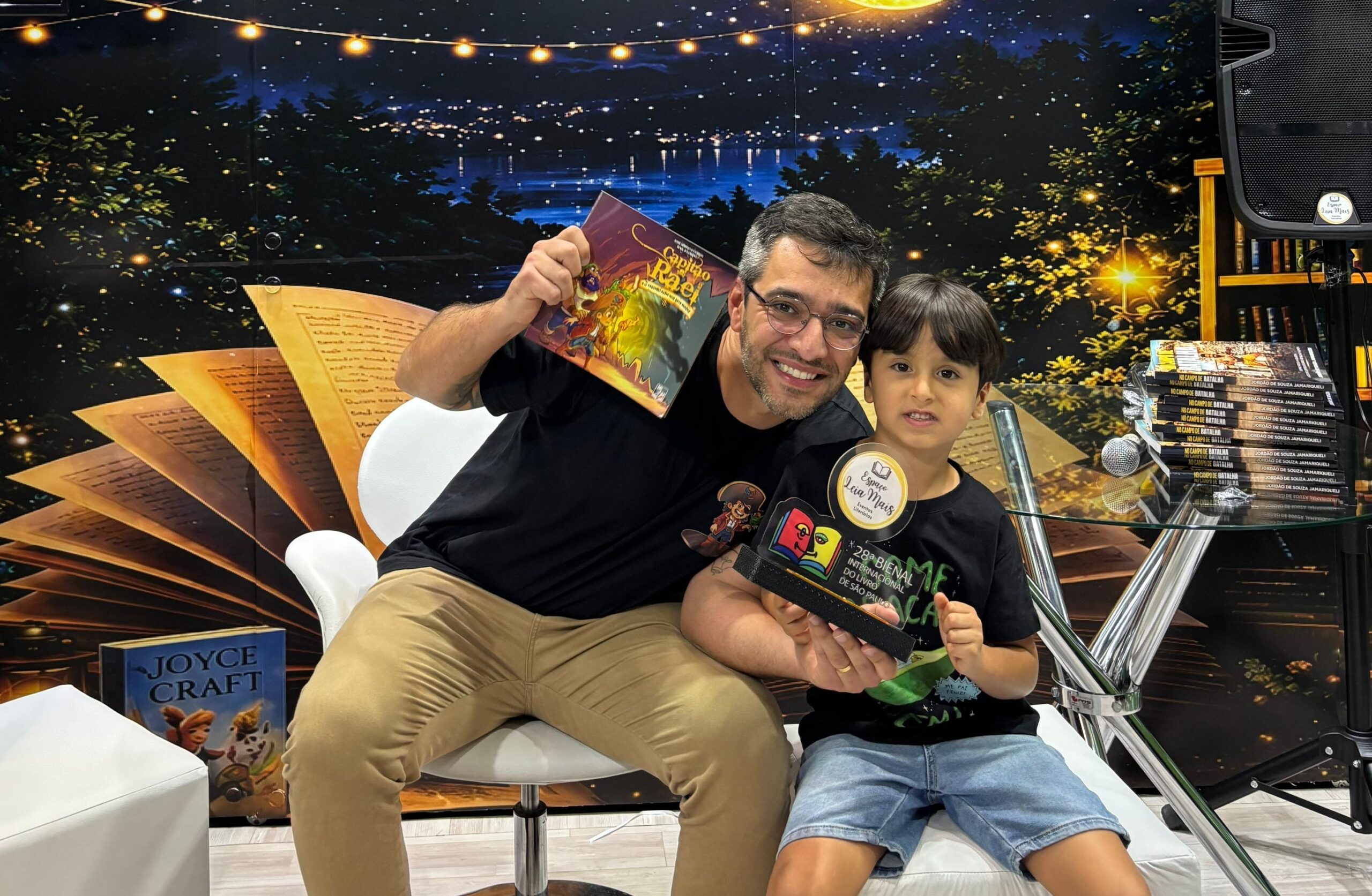 Escritor de Piacatuba e filho recebem prêmio na Bienal do Livro de São Paulo
