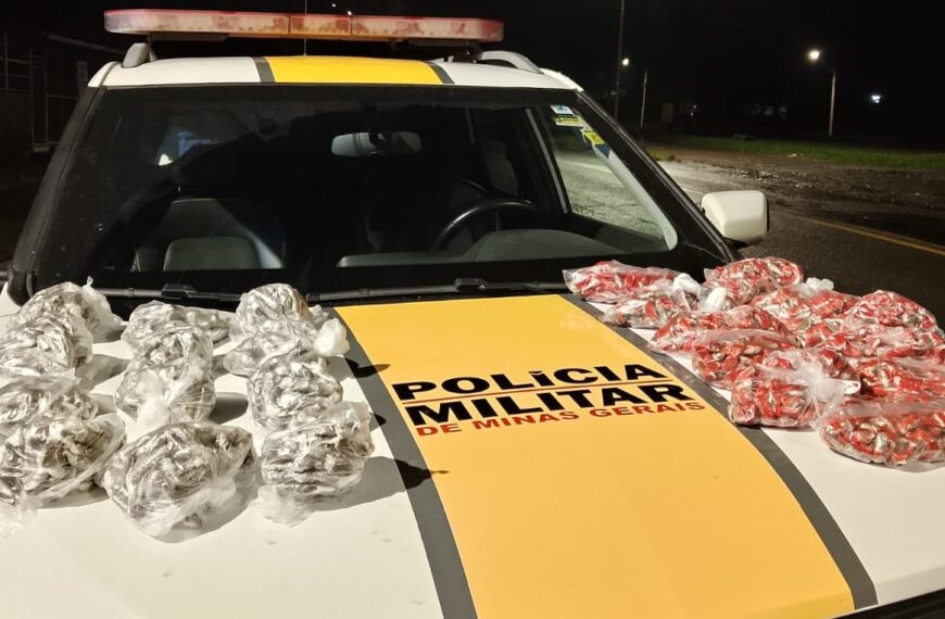 Motoqueiro tenta fugir de abordagem e joga mochila com mais de 2 mil buchas de maconha na MGC-393 em Volta Grande